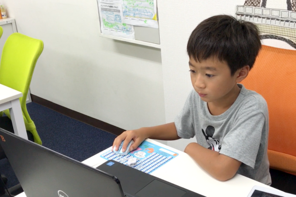 スタンダードコースで、Scratchに取り組む生徒